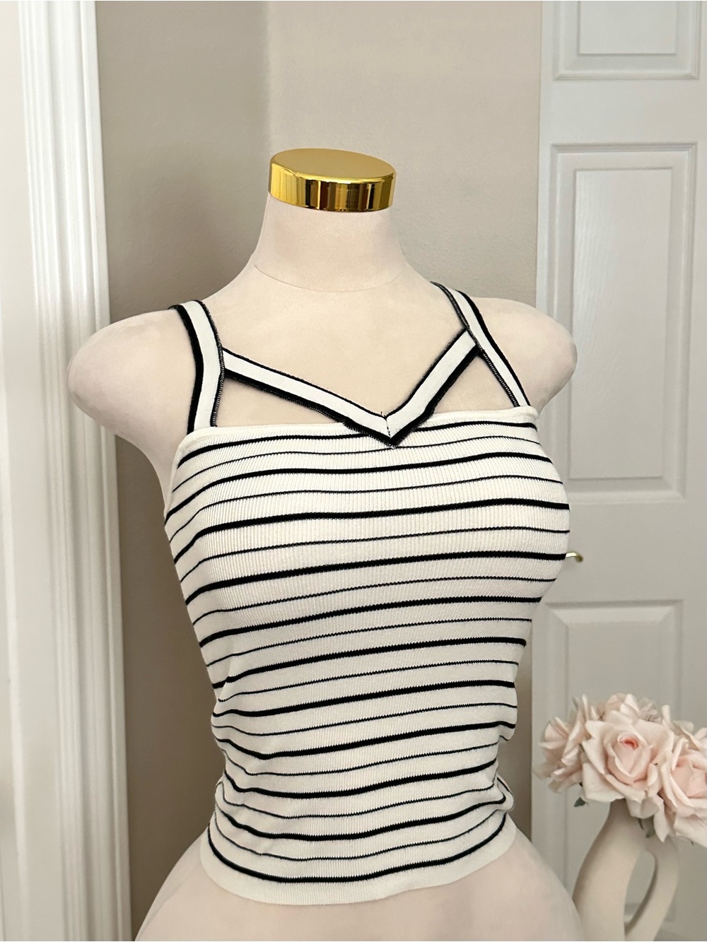 Express White Black Striped Ribbed Sweater Tank w/ Cutout V-Neck Detail Sz XS